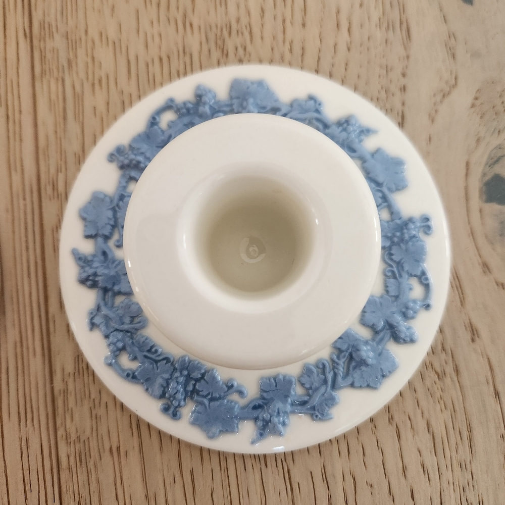 Vintage Wedgwood Embossed Queen's Ware Candlestick Holders - Blue On Cream - Picture 3 of 6